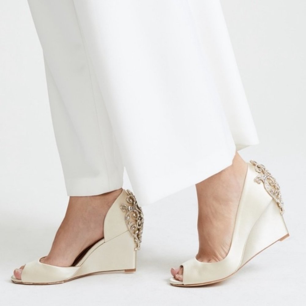 Badgley Mischka satin and rhinestone shoes size 9 worn once